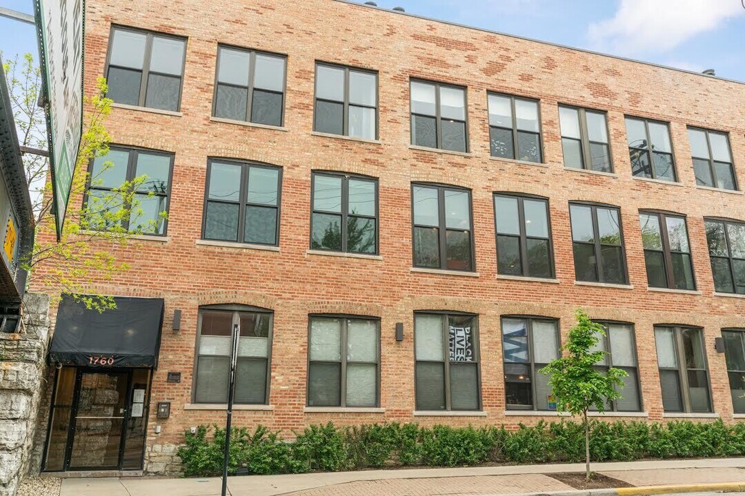 1760 W Wrightwood Ave in Chicago, IL - Building Photo