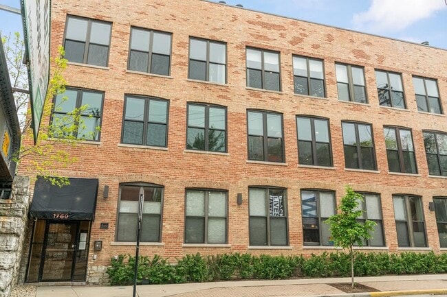 property at 1760 W Wrightwood Ave
