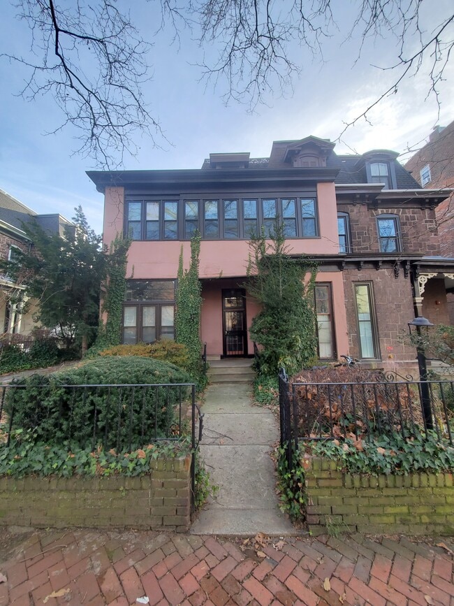 4104 Spruce St, Unit 2R