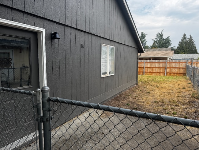 1529-1531 W Locust St in Stayton, OR - Building Photo - Building Photo
