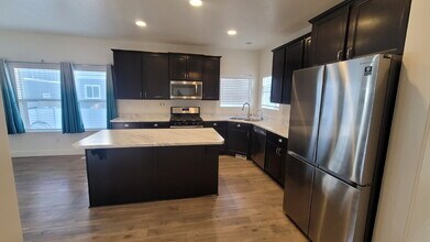 5163 E Sequoia Way in Eagle Mountain, UT - Building Photo - Building Photo