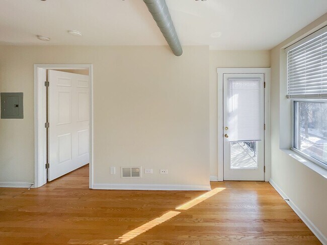 2510 W Leland Ave, Unit A in Chicago, IL - Foto de edificio - Building Photo
