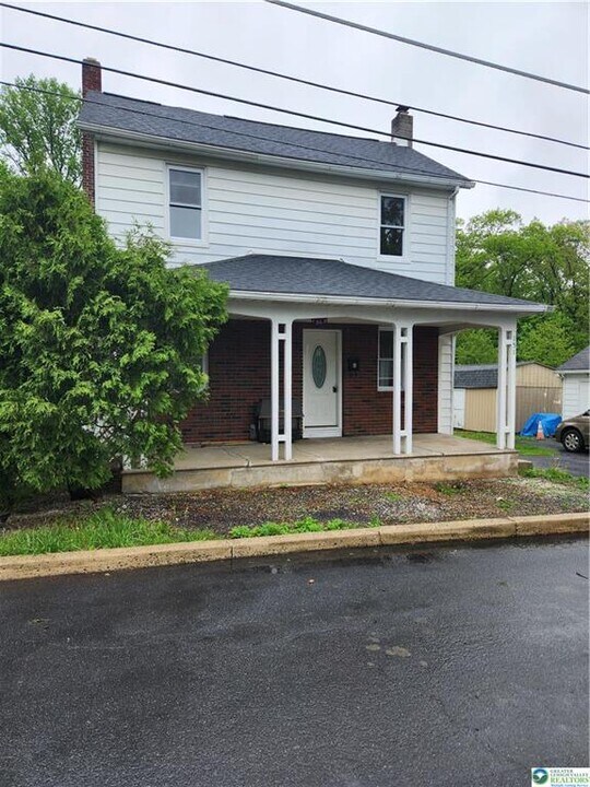 151 Utica Ave in Wind Gap, PA - Foto de edificio
