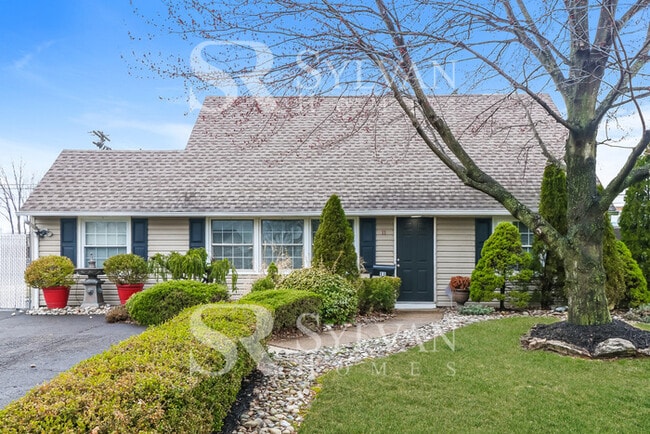11 Return Ln in Levittown, NY - Building Photo - Building Photo