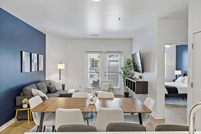 205 S Kings Dr in Charlotte, NC - Building Photo - Building Photo