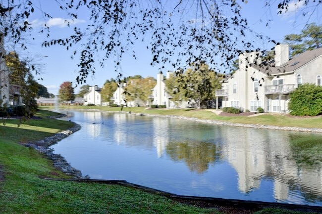 525 E Lake Cir in Chesapeake, VA - Building Photo - Building Photo