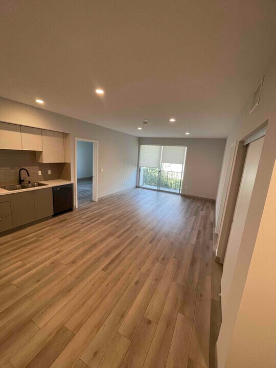 10925 Hartsook St in Los Angeles, CA - Building Photo