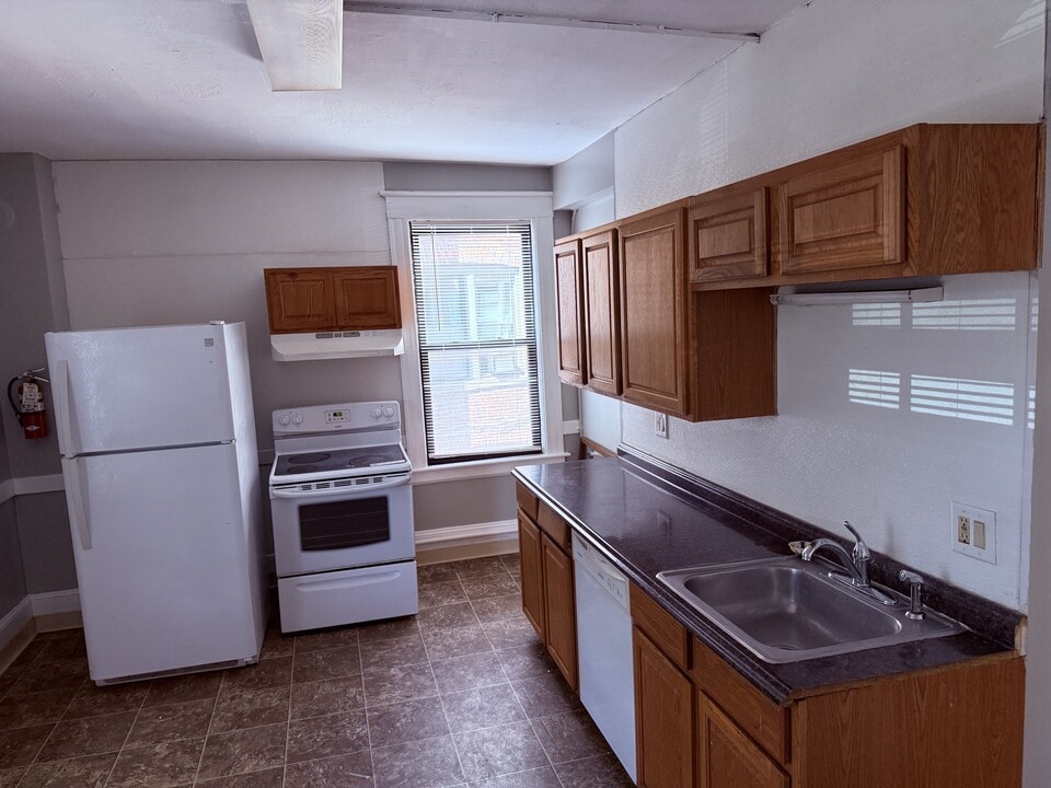 14 E Main St in Plainville, CT - Building Photo