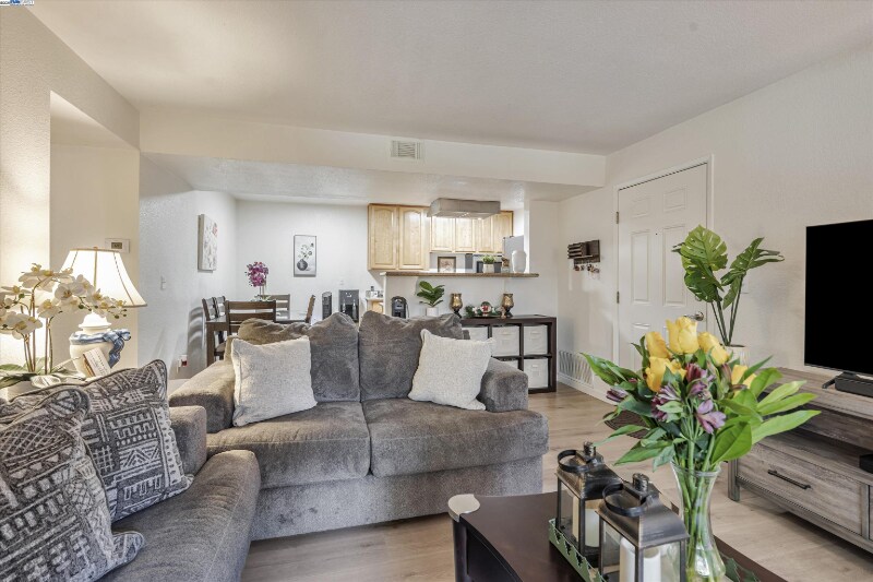 1101 Lakeview Cir in Pittsburg, CA - Building Photo