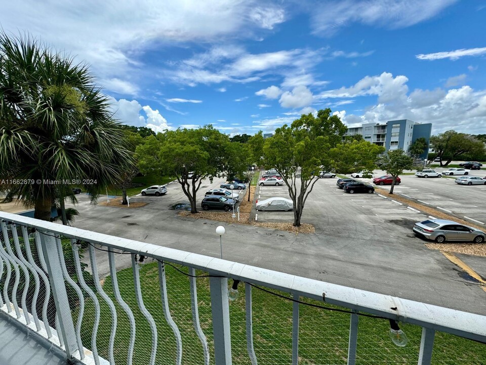 480 Executive Center Dr in West Palm Beach, FL - Building Photo