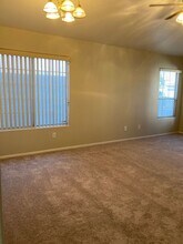 1332 N Rainbow Meadows Dr in Las Vegas, NV - Foto de edificio - Building Photo