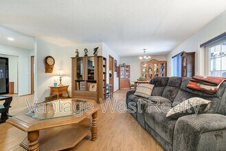 1370 Springfield Rd in Kelowna, BC - Building Photo - Building Photo