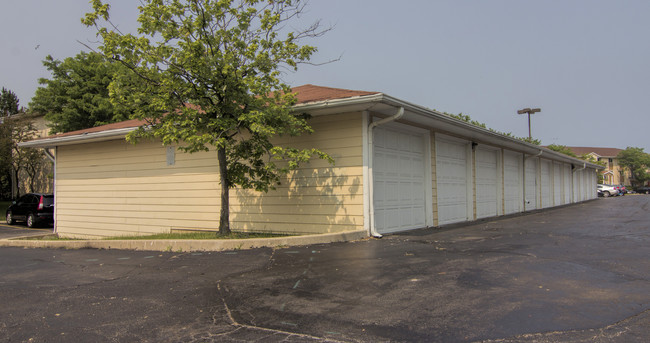 Emhurst Lake Apartments in Waukegan, IL - Building Photo - Building Photo