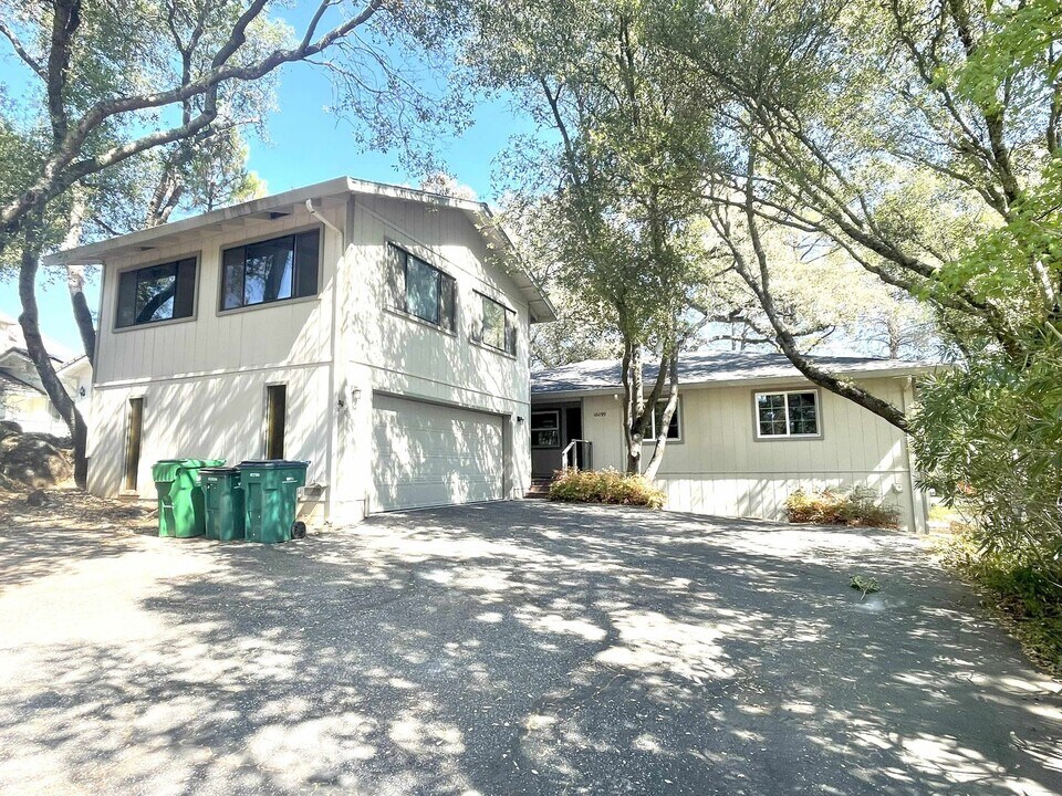 18099 Jayhawk Dr in Penn Valley, CA - Building Photo