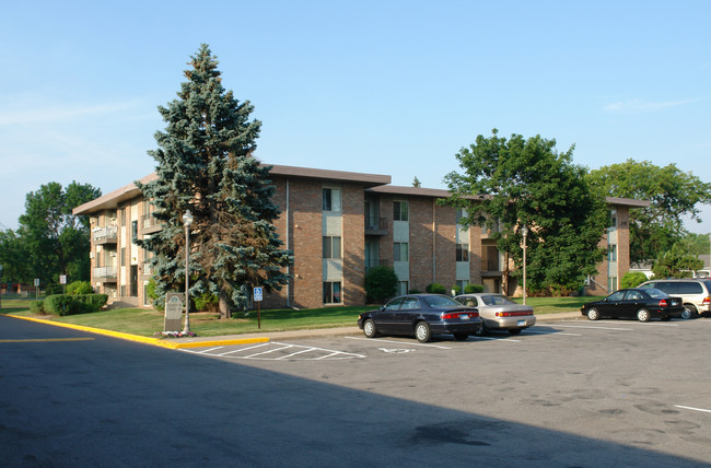 Broadway Village Apartments in Minneapolis, MN - Foto de edificio - Building Photo