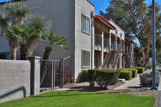 Somerset Place Apartments in Tucson, AZ - Foto de edificio - Building Photo