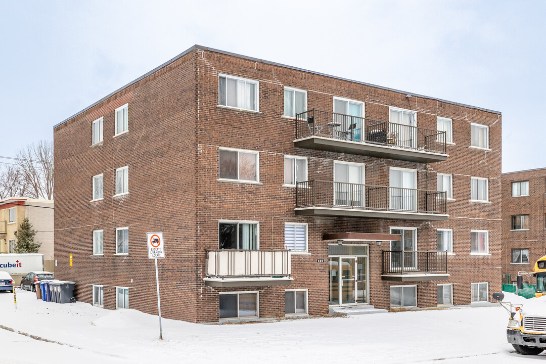 Le vesrsailles in Laval, QC - Building Photo