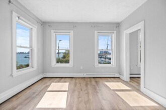 294 Marginal St, Unit #1 in Boston, MA - Foto de edificio - Building Photo