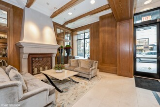 10 E Delaware Pl in Chicago, IL - Building Photo - Building Photo