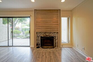 5760 Owensmouth Ave in Los Angeles, CA - Building Photo - Building Photo