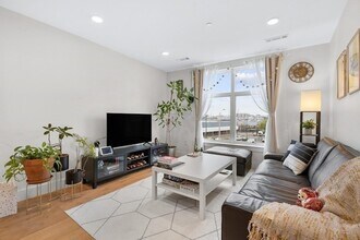 248 Meridian St, Unit 204 in Boston, MA - Foto de edificio - Building Photo