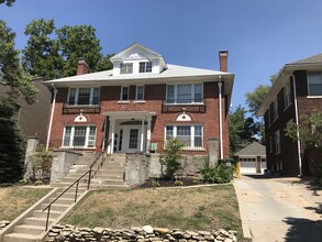 4922 California St, Unit Studio in Omaha, NE - Foto de edificio - Building Photo