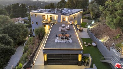 7966 Mulholland Dr in Los Angeles, CA - Building Photo - Building Photo