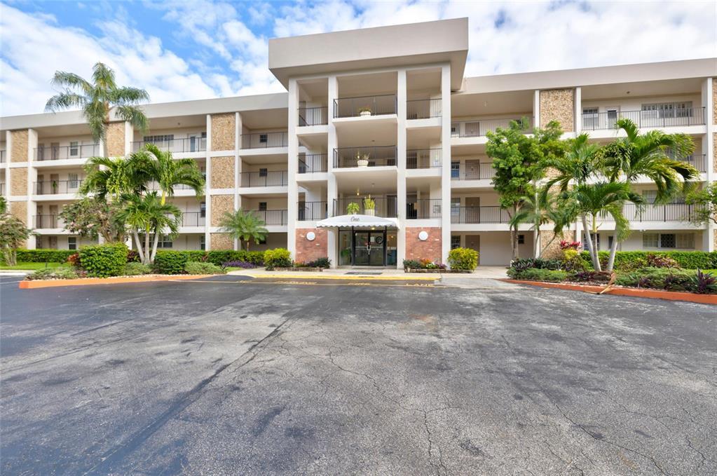 2800 N Palm Aire Dr, Unit 401 in Pompano Beach, FL - Building Photo