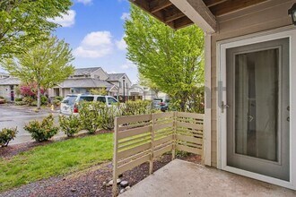 15060 NW Central Dr in Portland, OR - Building Photo - Building Photo