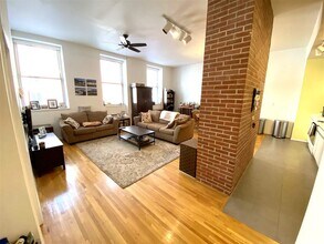222 Grand St-Unit -2I in Hoboken, NJ - Foto de edificio - Building Photo