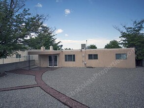 2428 Figueroa Dr NE in Albuquerque, NM - Building Photo - Building Photo