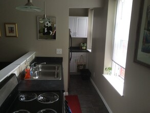 2319 W Clifton Ave, Unit Apartment 2 in Cincinnati, OH - Building Photo - Building Photo
