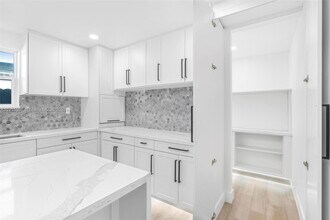 216 NE 160th St in Miami, FL - Building Photo - Building Photo