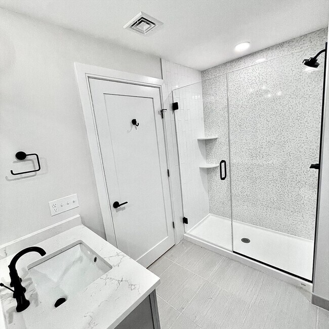 260 Maverick St, Unit #306 in Boston, MA - Foto de edificio - Building Photo