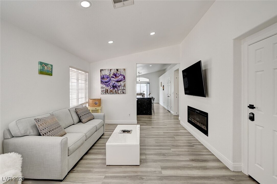 8127 Chambersberg St in Las Vegas, NV - Building Photo