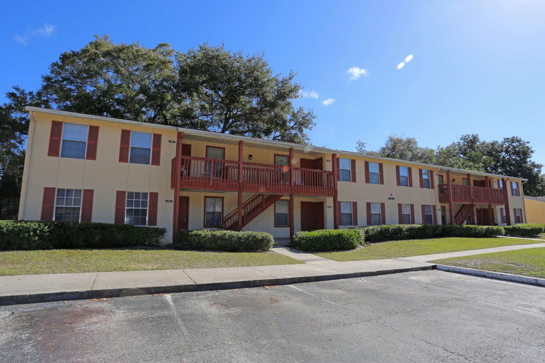 Country Oaks Apartments in Tampa, FL - Building Photo