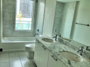 950 Brickell Bay Dr, Unit 1701 in Miami, FL - Building Photo - Building Photo