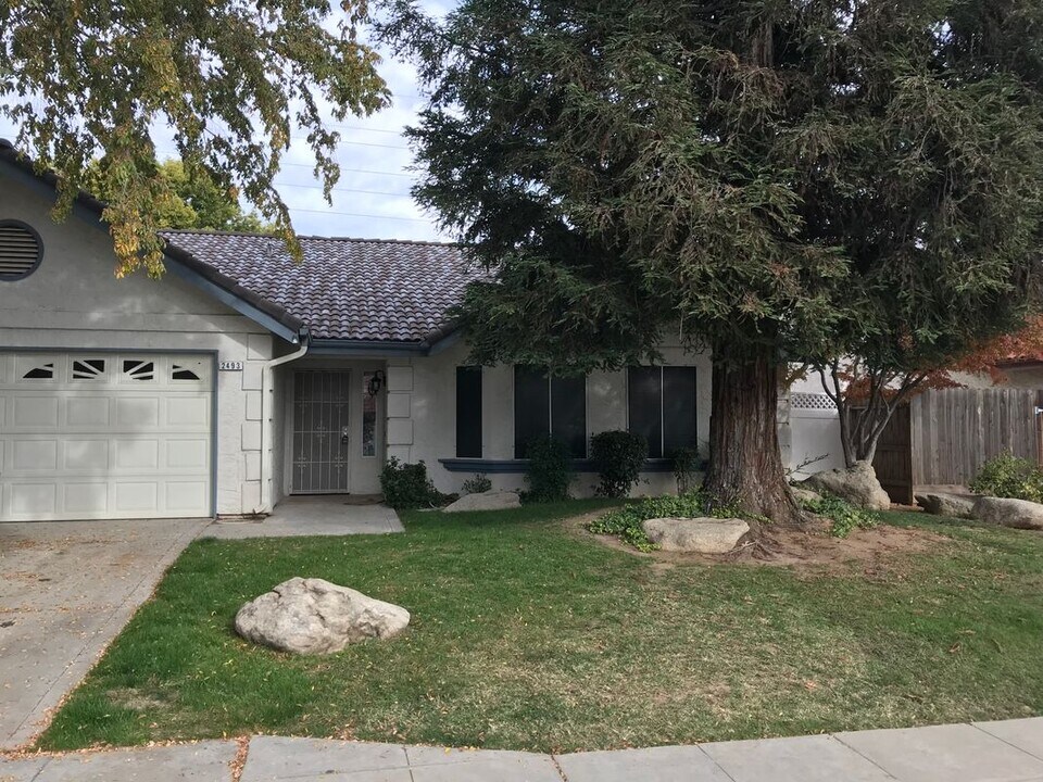 2493 Gibson Ave in Clovis, CA - Building Photo