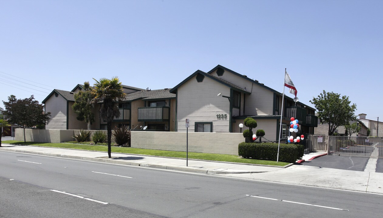 Lincoln Wood Apartments in Anaheim, CA - Building Photo