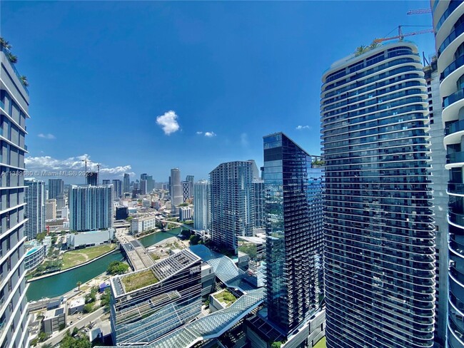 55 SW 9th St, Unit 4001 in Miami, FL - Foto de edificio - Building Photo