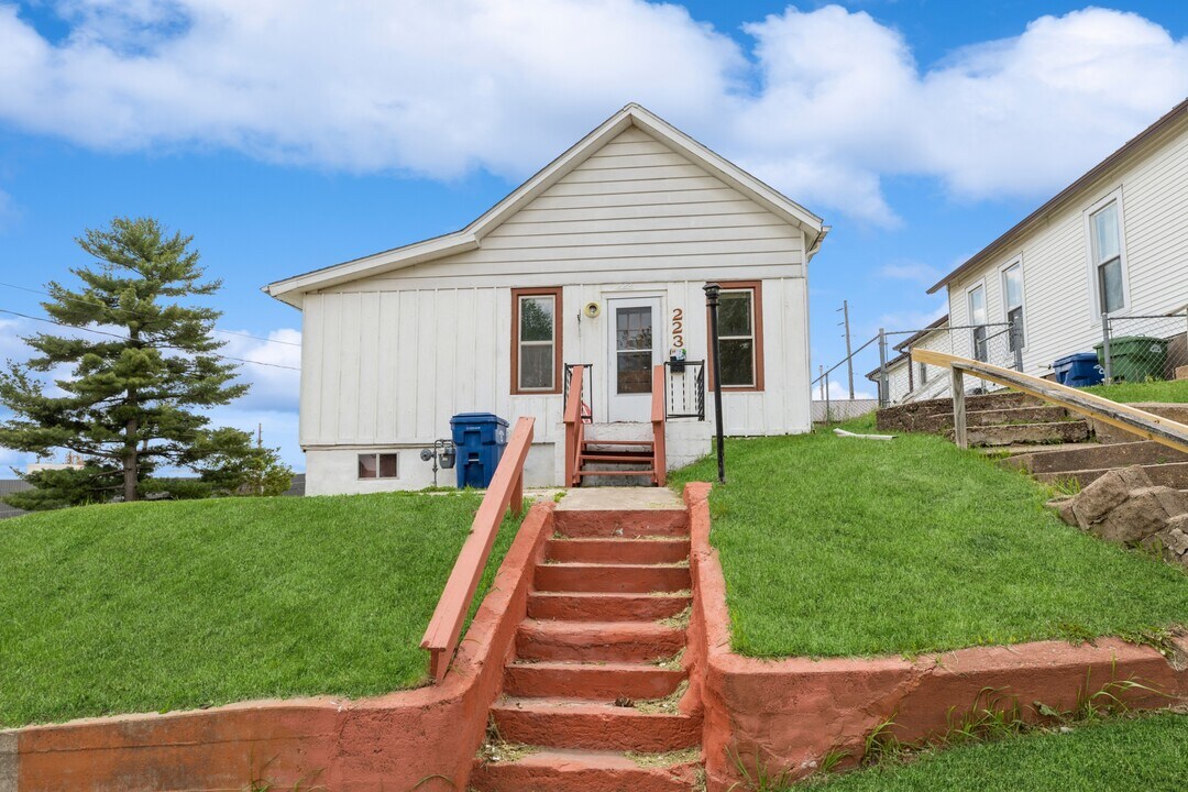 223 16th Pl in Clinton, IA - Building Photo
