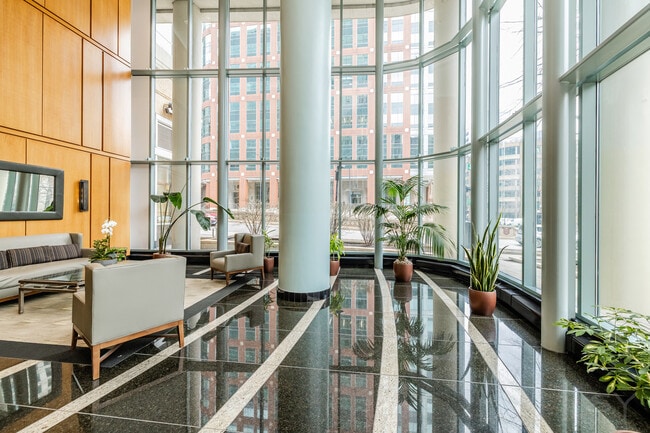 345 N La Salle Dr in Chicago, IL - Building Photo - Building Photo