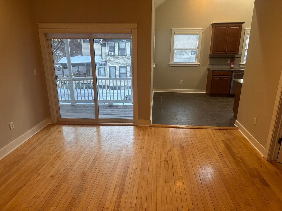 135 Maple Ave, Unit 2R in Saratoga Springs, NY - Building Photo