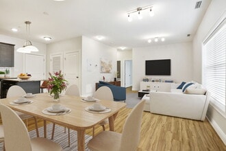 Bridge Street Commons in Shelton, CT - Foto de edificio - Building Photo