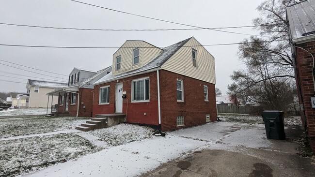 1327 Woodland Ave SE in Massillon, OH - Building Photo - Building Photo