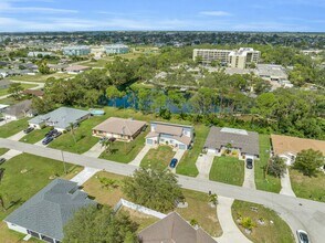 1326 SE 2nd Pl in Cape Coral, FL - Foto de edificio - Building Photo