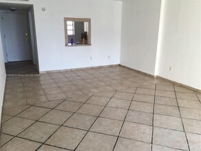 16400 NE 17th Ave in North Miami Beach, FL - Foto de edificio - Building Photo