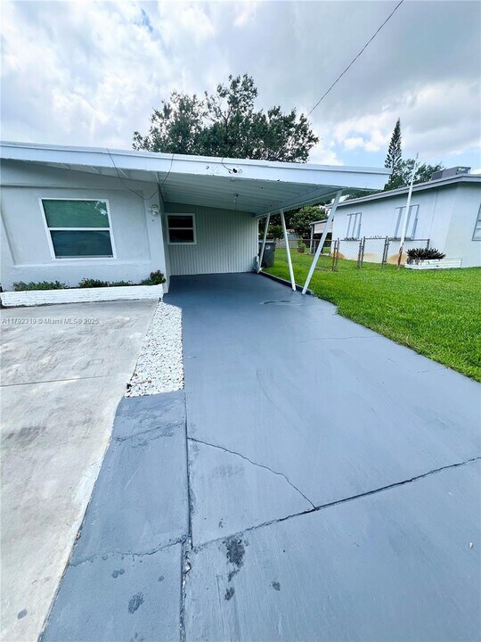 32 Allen Rd in West Park, FL - Building Photo