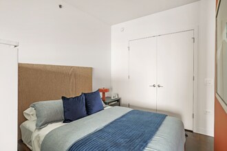 453 E Waterside Dr in Chicago, IL - Building Photo - Building Photo