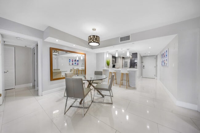 1717 N Bayshore Dr in Miami, FL - Building Photo - Building Photo